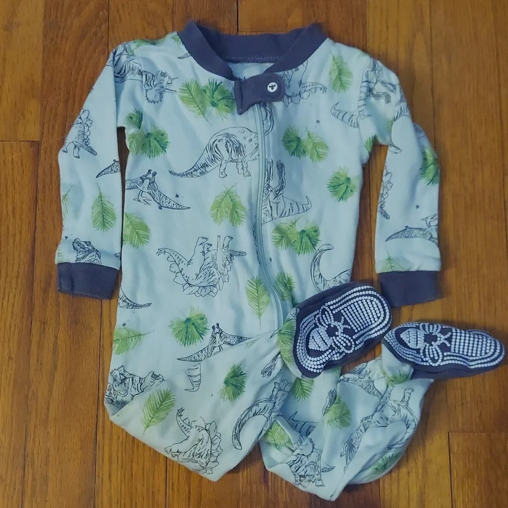 ⭐️ 5/30 Burt's Bees 6-9 month dinosaur pajamas, green, footed
